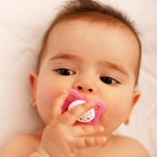 Quelques faits intéressants sur les bébés qui prennent la suce