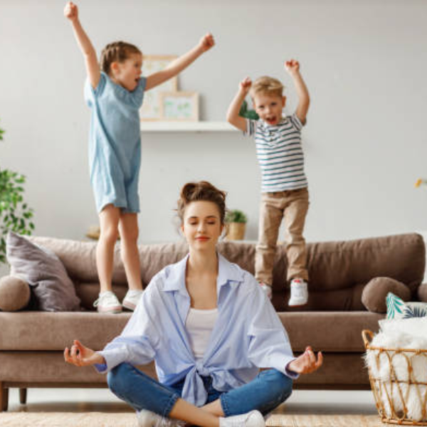 mère avec enfants turbulents