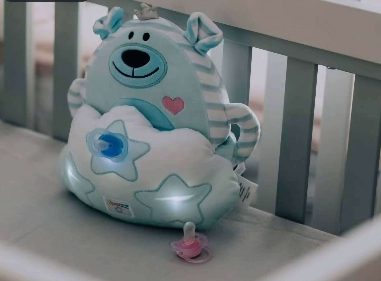 Gros plan Minizzz avec pochette secrète évolutive - Peluche musicale inventé au Québec